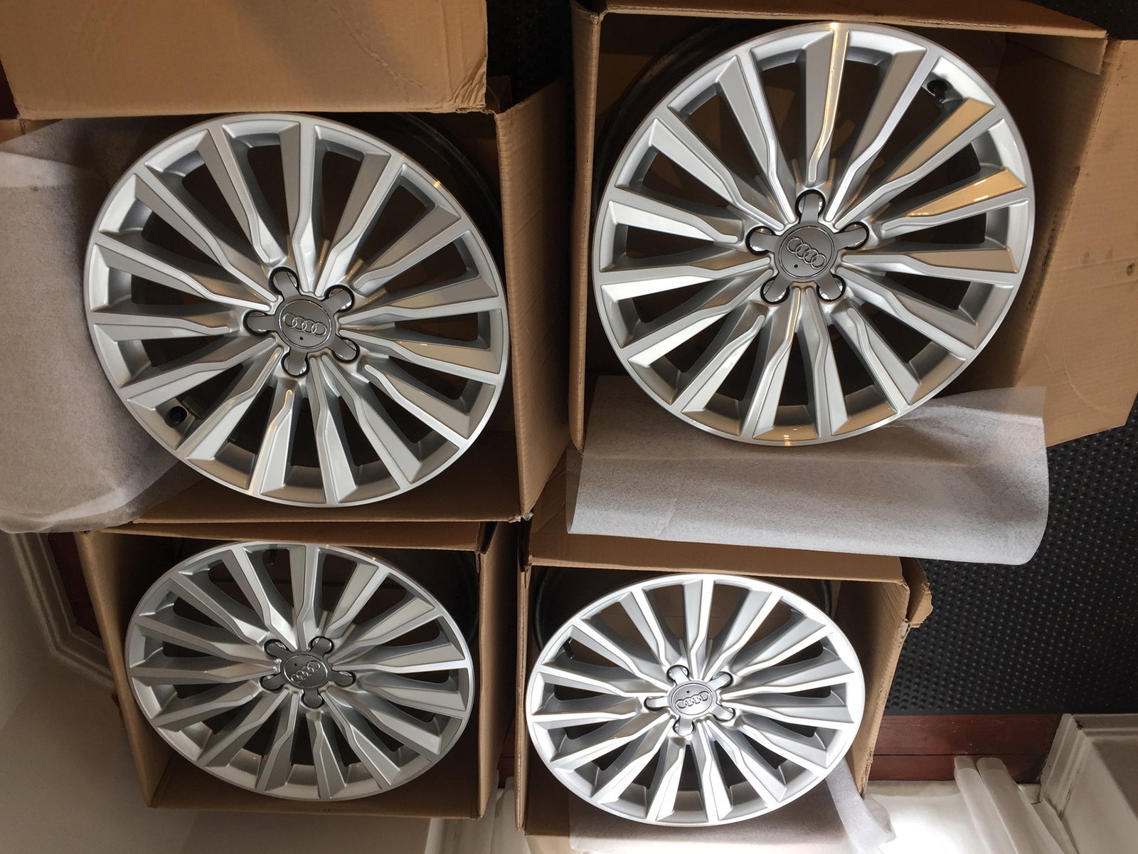 Genuine Audi 18” x 7.5J ‘15-spoke Turbine’ design alloy wheels