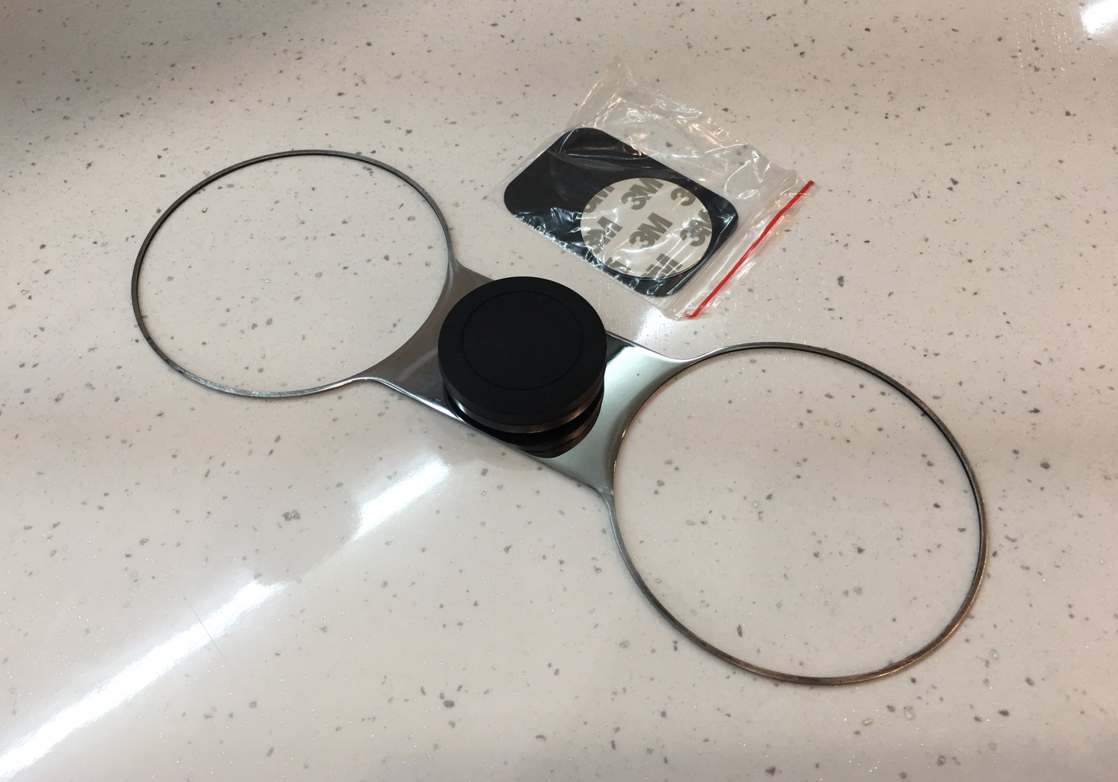 How to mount the cellphone on the front panel