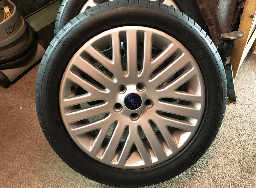 Wheel new tyre and c.cap.jpg