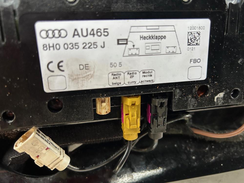 Audi 2006 A4 Cabriolet aerial booster.jpg